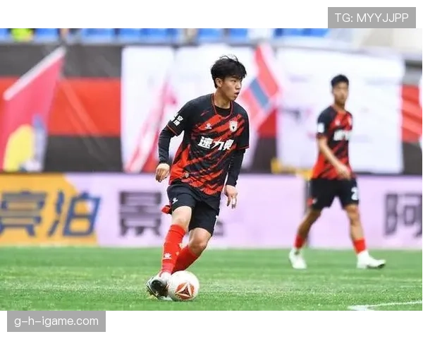 足球新星闪耀赛场,稳健表现引领新一代潮流 足球新星闪耀赛场,稳健表现引领新一代潮流