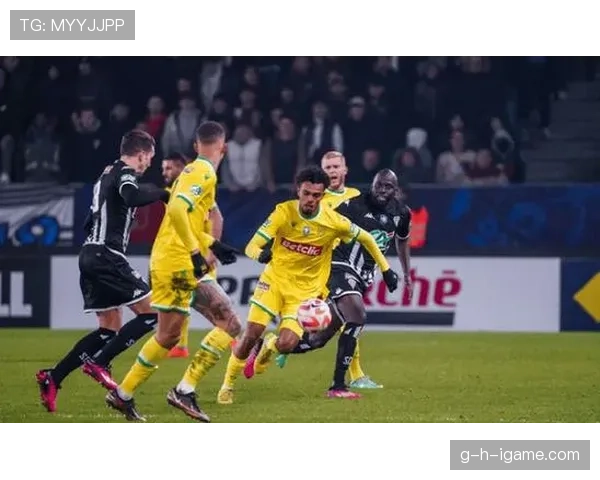 尼斯防线表现稳健,球队状态回暖引关注 尼斯防线表现稳健,球队状态回暖引关注