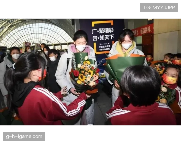 李盈莹训练完直接拎两大名牌袋子出场，旁边路人瞬间怀疑人生