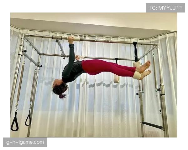 奥斯卡·皮斯托瑞斯训练完顺手把假肢挂衣架上，这自律谁顶得住